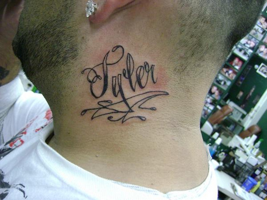 Надписи на шею мужские. Тату на шее. Тату на шее надпись. Татуировки мужские на шее. Тату на шее мужские надписи.