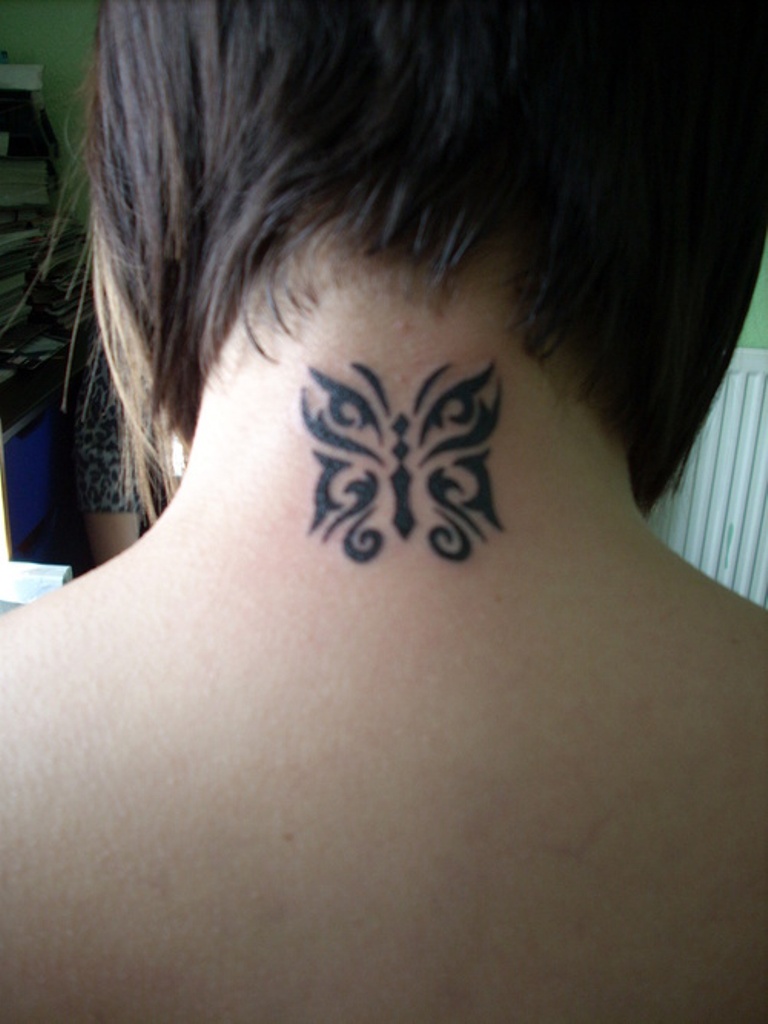 Татуировка бабочки на затылке