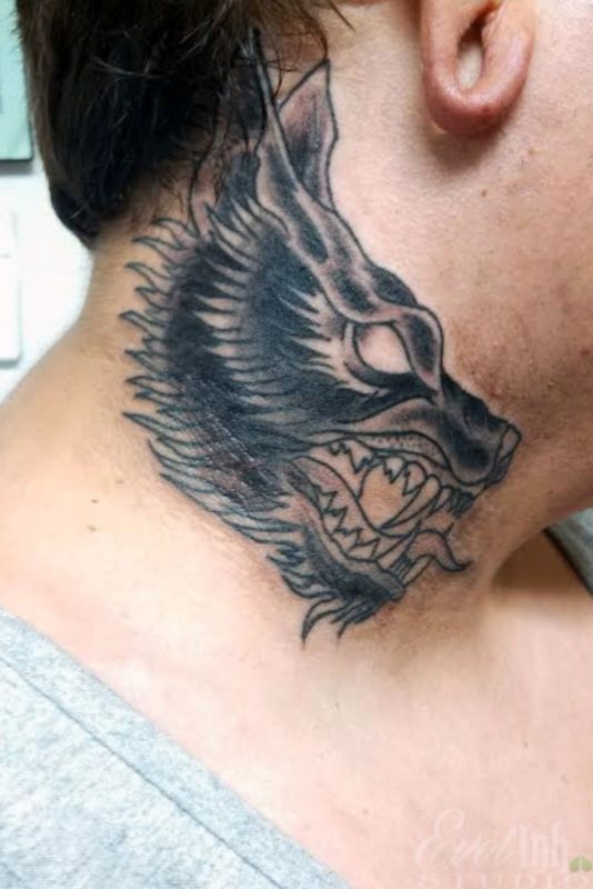 Wonderful Wolf Tattoo On The Neck