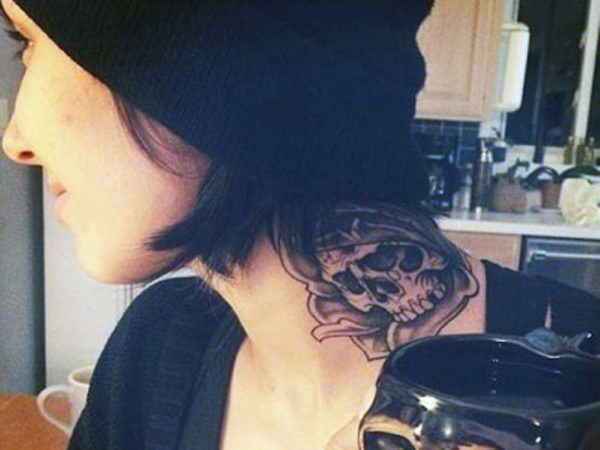Yasmin Skull Tattoo On Neck
